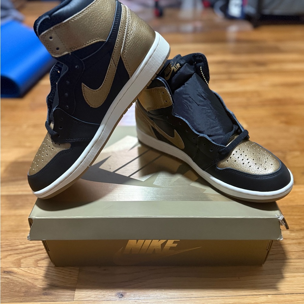 Nike Jordan Retro 1 Men's Black and Gold Sneakers